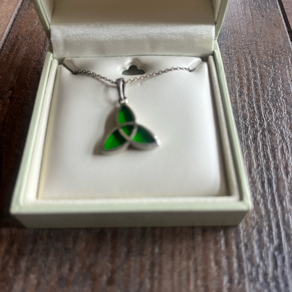 Elegant Green Trinity Knot Pendant Necklace